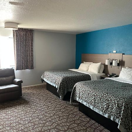 Baymont By Wyndham Manistee Hotel Exterior photo