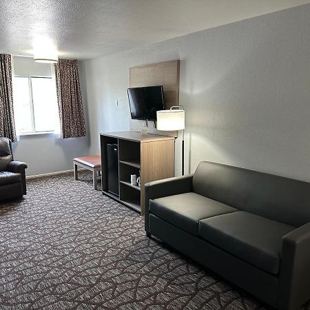 Baymont By Wyndham Manistee Hotel Exterior photo