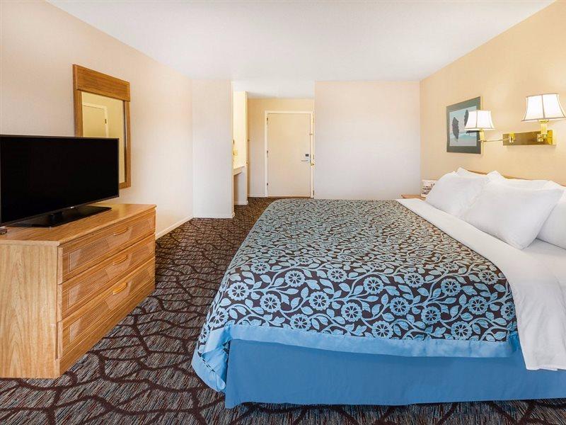 Baymont By Wyndham Manistee Hotel Exterior photo