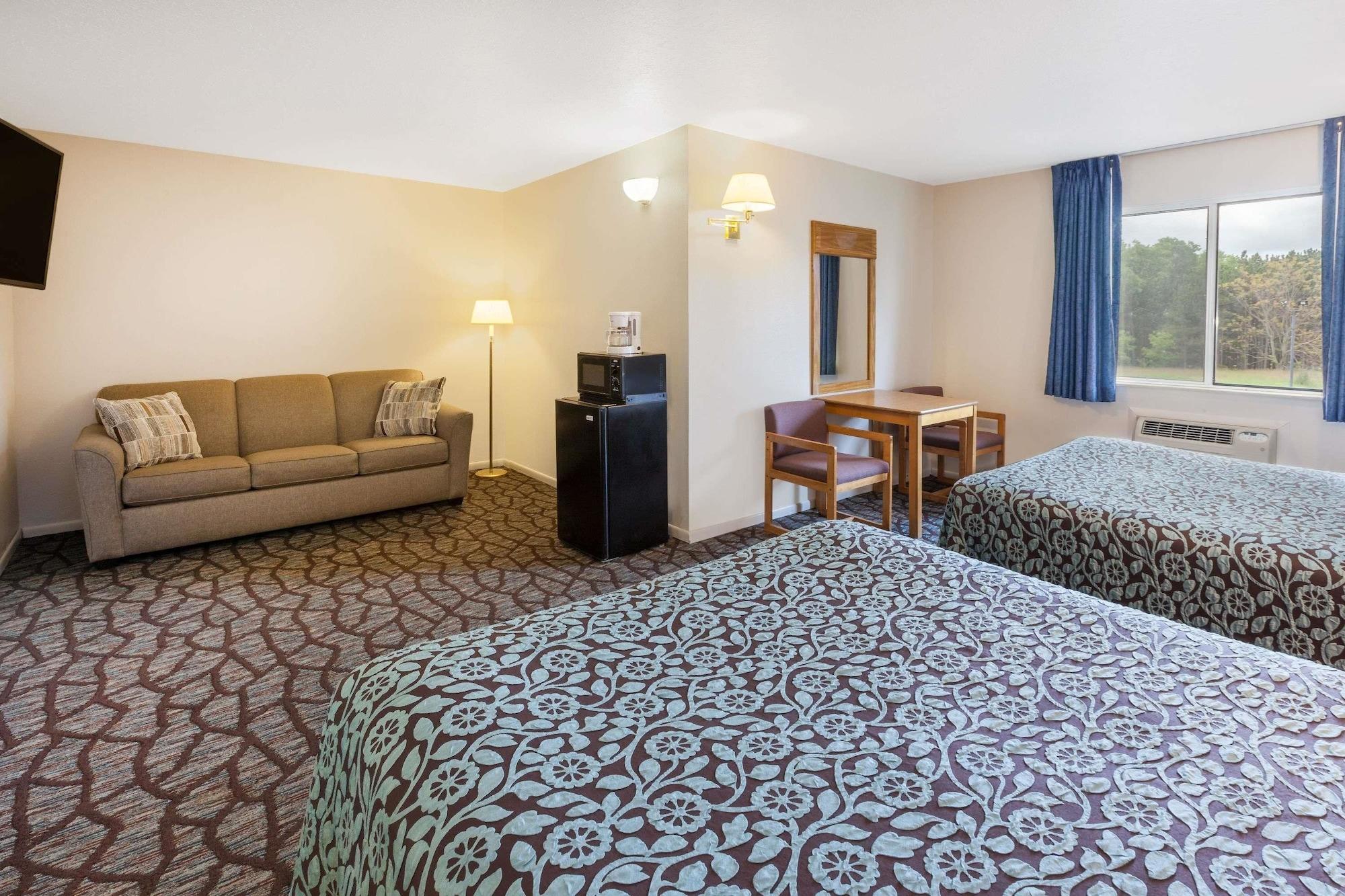 Baymont By Wyndham Manistee Hotel Exterior photo