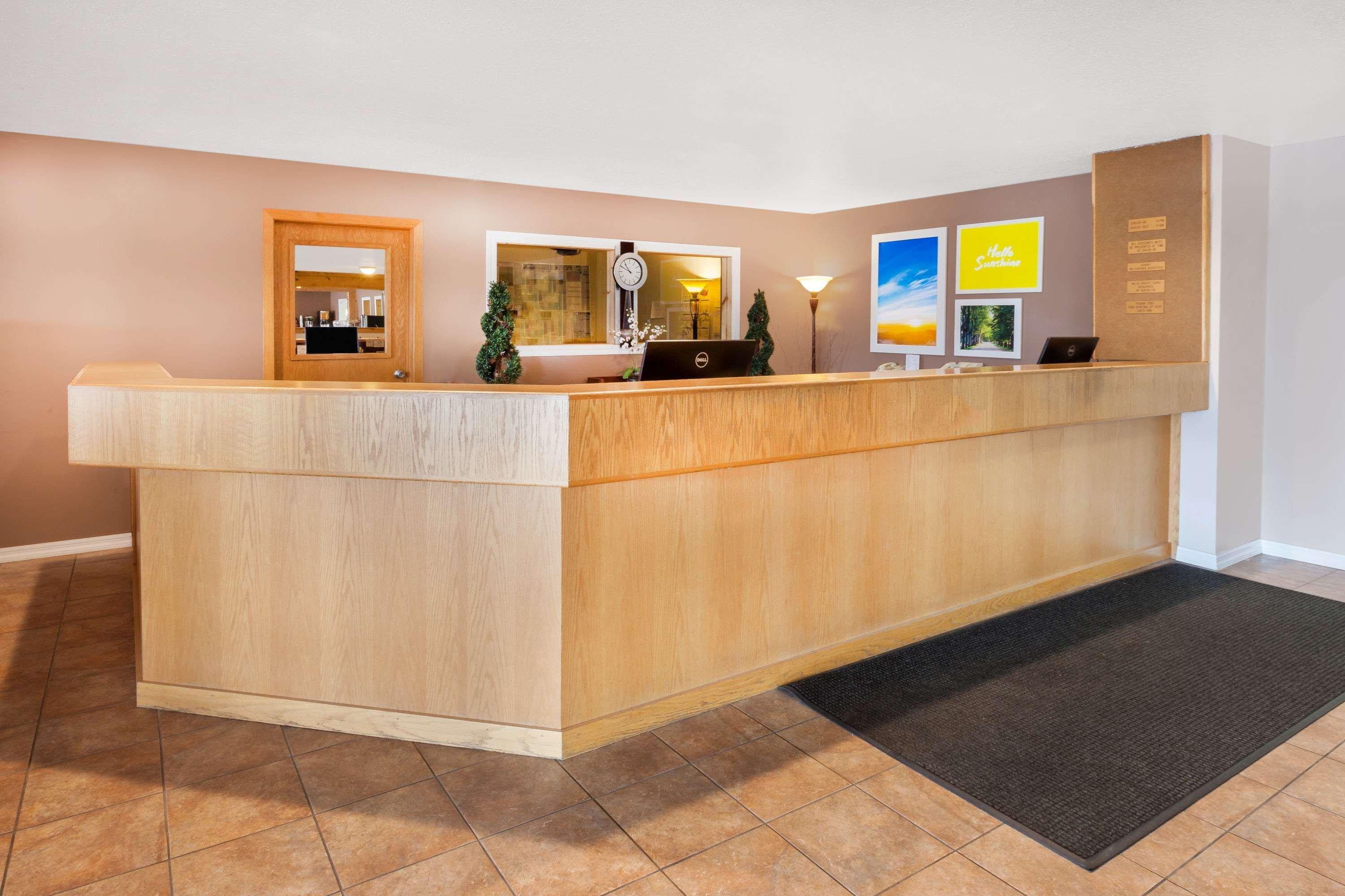 Baymont By Wyndham Manistee Hotel Exterior photo