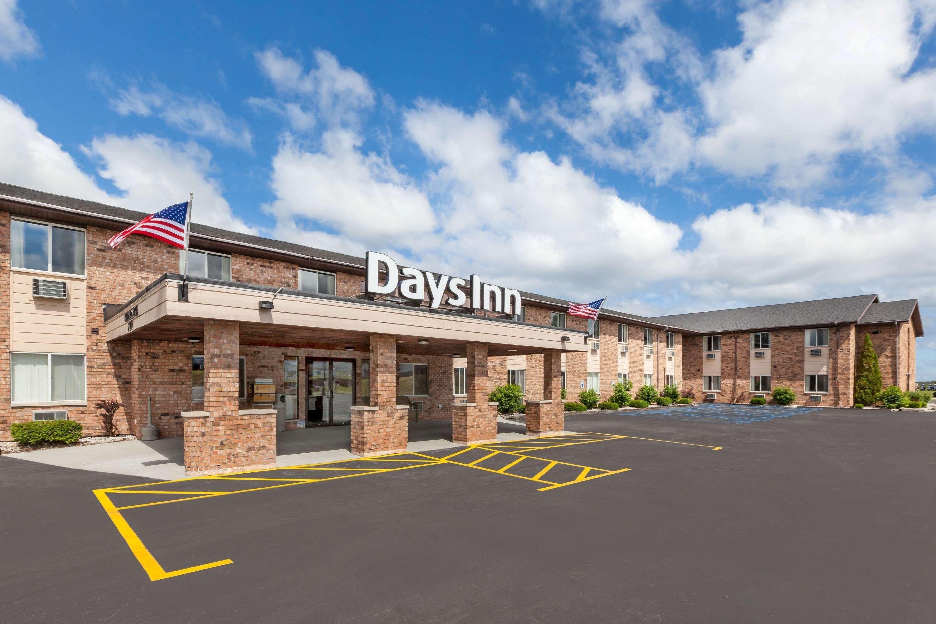Baymont By Wyndham Manistee Hotel Exterior photo