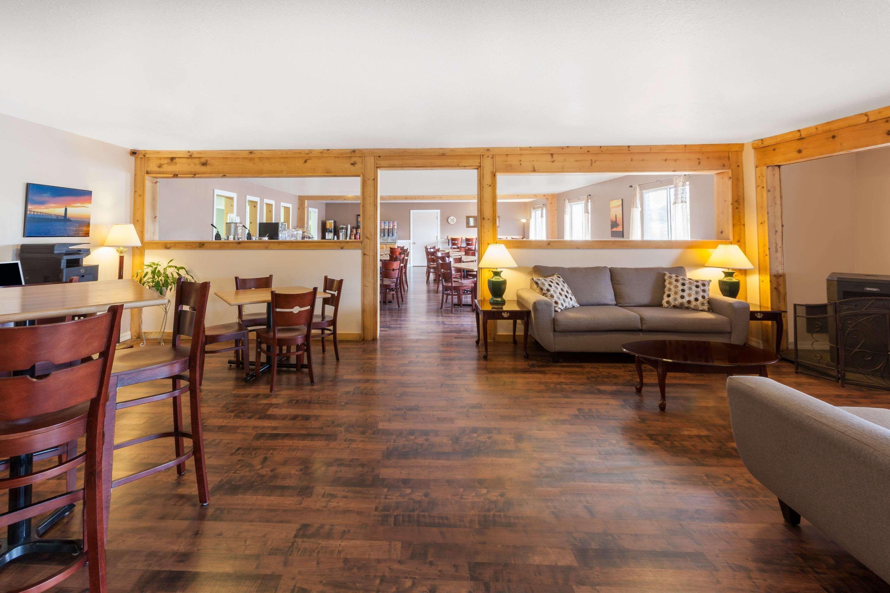 Baymont By Wyndham Manistee Hotel Exterior photo