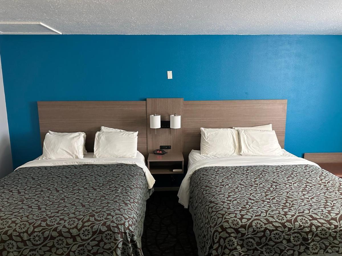 Baymont By Wyndham Manistee Hotel Exterior photo