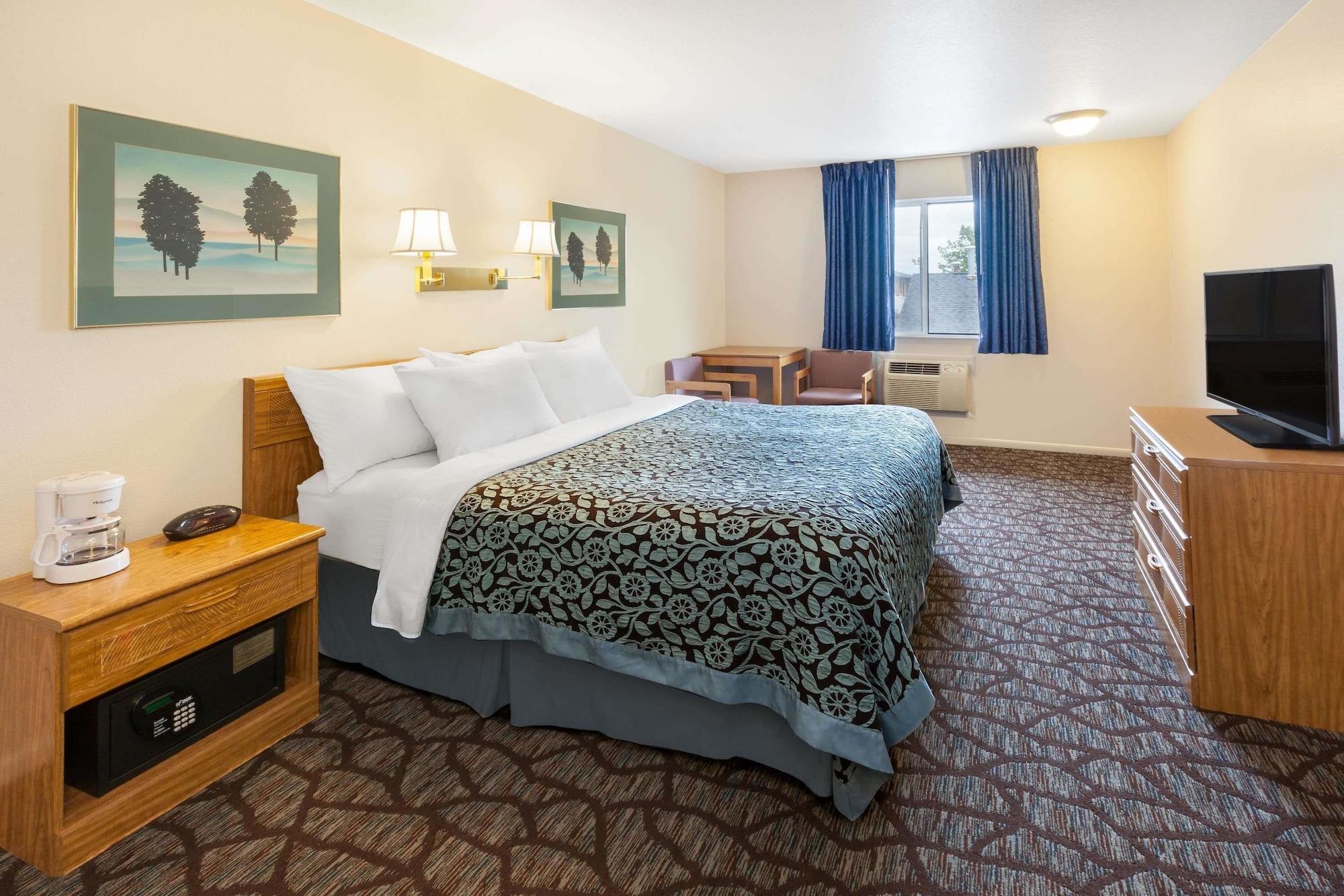 Baymont By Wyndham Manistee Hotel Exterior photo