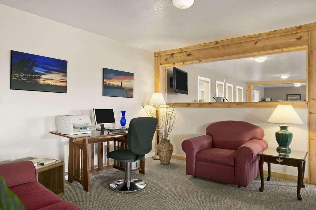 Baymont By Wyndham Manistee Hotel Facilities photo