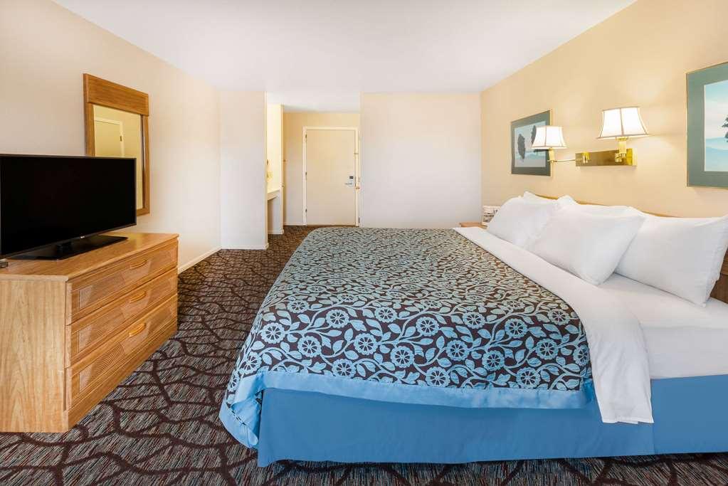 Baymont By Wyndham Manistee Hotel Room photo