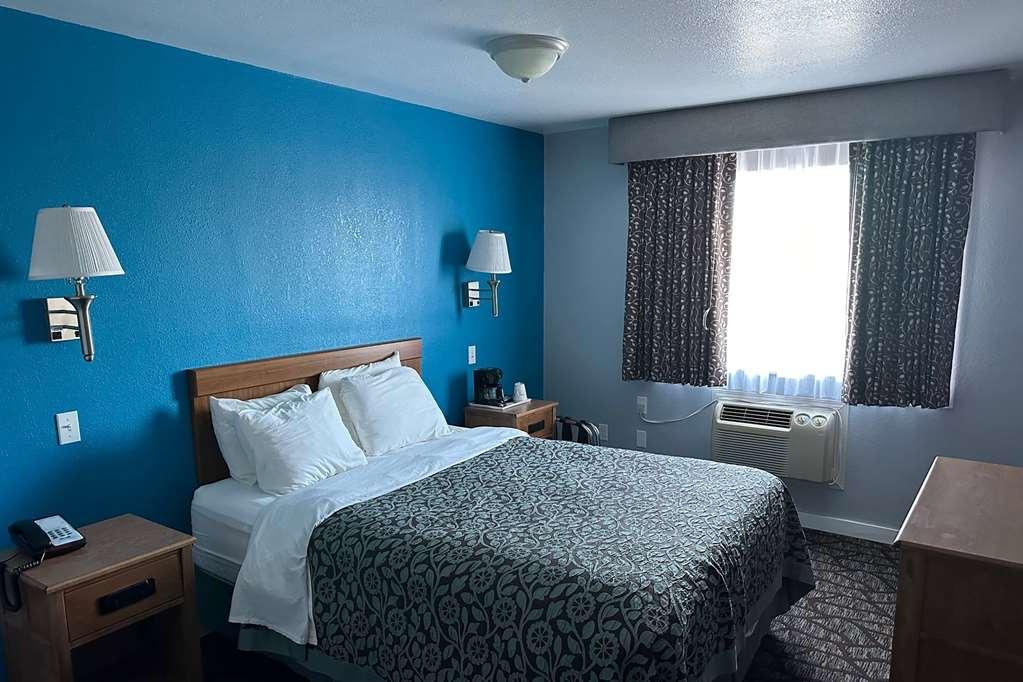 Baymont By Wyndham Manistee Hotel Room photo