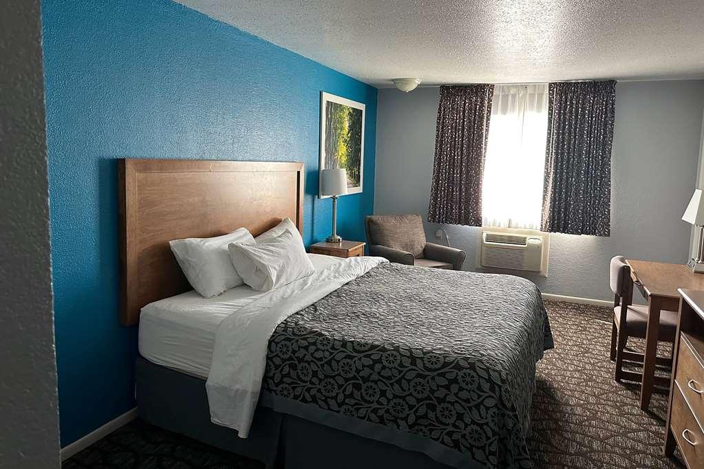 Baymont By Wyndham Manistee Hotel Room photo