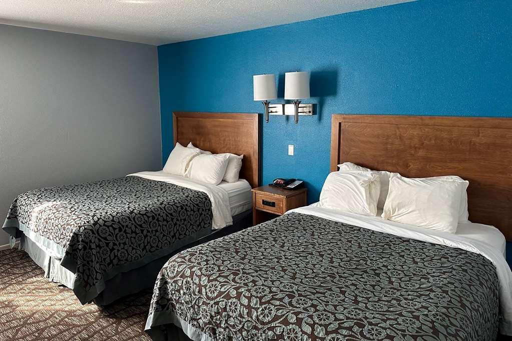 Baymont By Wyndham Manistee Hotel Room photo